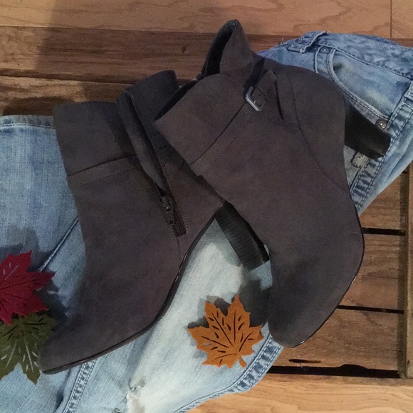 ANKLE BOOTS: Amelia Grace - Picture 2 of 7